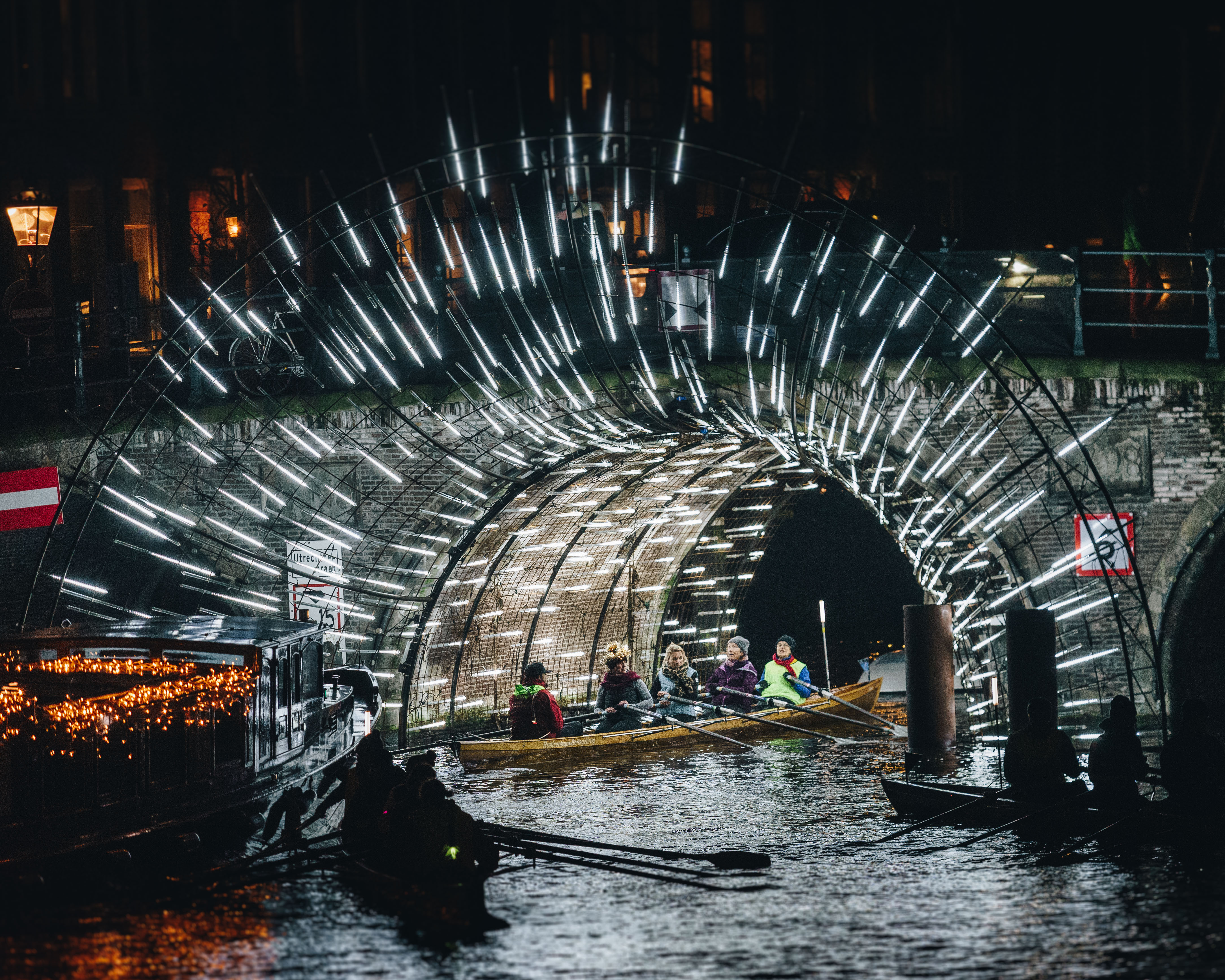 Roeien langs lichtkunstwerken van het lightfestival